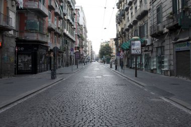Napoli 'nin boş sokakları, tüm bölgedeki koronavirüs enfeksiyonlarındaki keskin artış göz önüne alındığında Campania' yı 15 gün boyunca kırmızı bölgeye getiren tecridin ilk günü. İtalya, 15 Kasım 2020. 