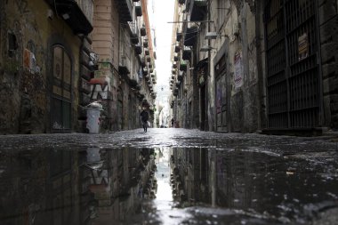 Napoli 'nin boş sokakları, tüm bölgedeki koronavirüs enfeksiyonlarındaki keskin artış göz önüne alındığında Campania' yı 15 gün boyunca kırmızı bölgeye getiren tecridin ilk günü. İtalya, 15 Kasım 2020. 