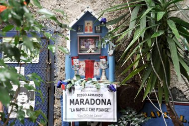 Diego Armando Maradona 'nın İspanyol Mahallesi' ndeki ölümünün anısına hayranları hâlâ kayıplarından dolayı üzgün yağmurda bile anılarını canlandırıyorlar. İtalya, 29 Kasım 2020.