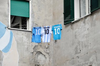 Diego Armando Maradona 'nın İspanyol Mahallesi' ndeki ölümünün anısına hayranları hâlâ kayıplarından dolayı üzgün yağmurda bile anılarını canlandırıyorlar. İtalya, 29 Kasım 2020. 
