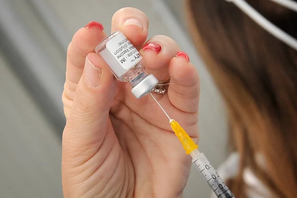 Caserta, İtalya, 01 Nisan 2021. Hemşire, bir doz Pfizer aşısı hazırlarken Caserta 'daki Bersaglieri Garibaldi Tugayı' nın kışlasında, şu anda Campania Bölgesi 'nin en büyük aşılama merkezlerinden biri olan,