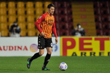 Sassuolo 'lu Federico Barba oyuncusu, Benevento-Sassuolo maçının Benevento maçı ile Sassuolo maçı arasındaki Serie A karşılaşmasında, Benevento' daki Ciro Vigorito Stadyumu 'nda oynandı. İtalya, 12 Nisan 2021.