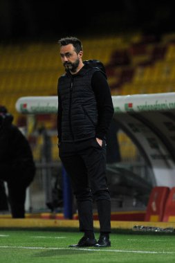 Sassuolo 'nun Roberto De Zerbi teknik direktörü, Benevento-Sassuolo maçında Benevento-Sassuolo maçı arasında oynanan maçta Benevento Vigorito Stadyumu' nda oynanmıştır. İtalya, 12 Nisan 2021. 