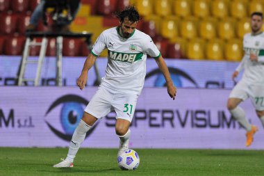 Sassuolo 'lu Gian Marco Ferrari, Benevento-Sassuolo maçında Benevento-Sassuolo final maçı arasında oynanan Serie A karşılaşmasında Benevento' daki Ciro Vigorito Stadyumu 'nda oynandı. İtalya, 12 Nisan 2021.