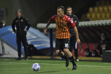Benevento 'lu Riccardo Improta oyuncusu, Benevento-Sassuolo maçının Benevento maçı ile Sassuolo maçı arasındaki Serie A karşılaşmasında, Benevento' daki Ciro Vigorito Stadyumu 'nda oynandı. İtalya, 12 Nisan 2021. 