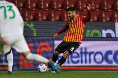 Benevento 'nun Alessandro Tuia oyuncusu, Benevento-Sassuolo maçının Benevento maçı ile Sassuolo maçı arasında oynanan İtalya Ligi Serie A maçında, Benevento' daki Ciro Vigorito Stadyumu 'nda oynandı. İtalya, 12 Nisan 2021. 