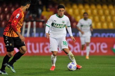Sassuolo takımının oyuncusu Giacomo Raspadori, Benevento-Sassuolo maçında Benevento-Sassuolo maçı arasında oynanan maçta Benevento Vigorito Stadyumu 'nda oynanmıştır. İtalya, 12 Nisan 2021. 