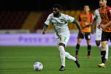 Sassuolo takımından Jeremie Boga, Benevento ile Sassuolo maçının final maçı olan Serie A maçında Benevento, Benevento 'daki Ciro Vigorito Stadyumu' nda oynandı. İtalya, 12 Nisan 2021. 