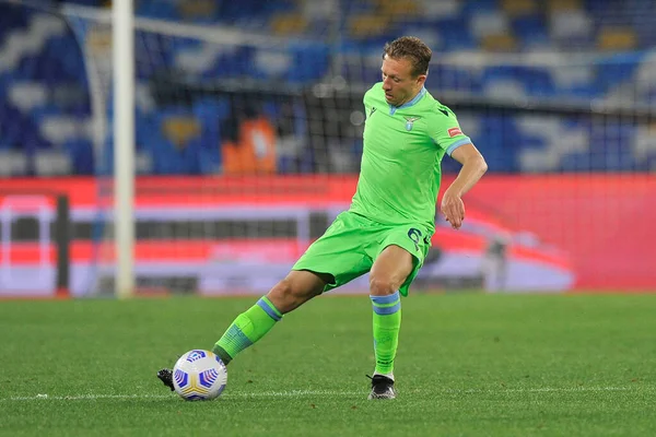 Lazio 'lu Lucas Leiva, Napoli ile Lazio arasındaki İtalya Lig SerieA maçında Diego Armando Maradona Stadyumu' nda oynanan maçı 5-2 kazandı. İtalya, 22 Nisan 2021. 