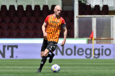 Benevento 'lu Luca Caldirola, Benevento-Udinese maçının final maçı olan Serie A maçında Benevento-Udinese maçının 2-4' lük galibiyeti ile Benevento 'daki Ciro Vigorito stadyumunda oynandı. Benvento, İtalya, 25 Nisan 2021. 