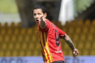 Benevento 'nun Gianluca Lapadula oyuncusu, Benevento-Udinese maçının final maçı olan Serie A maçında Benevento-Udinese maçının 2-4' lük galibiyeti ile Benevento 'daki Ciro Vigorito Stadyumu' nda oynandı. Benvento, İtalya, 25 Nisan 2021. 