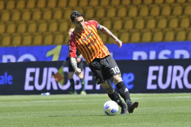 Benevento 'daki Ciro Vigorito Stadyumu' nda oynanan Benevento - Udinese final maçı arasında oynanan İtalya Ligi Serie A maçında Nicolas Viola oyuncusu. Benvento, İtalya, 25 Nisan 2021. 