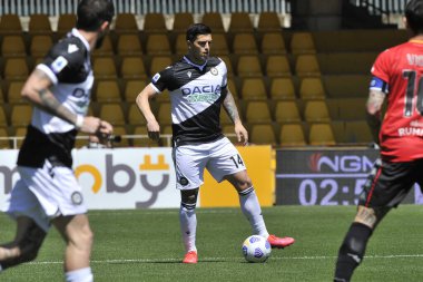 Udinese 'li Kevin Bonifazi, Benevento-Udinese maçının final maçı olan Serie A maçında Benevento-Udinese maçı 2-4 ile Benevento' daki Ciro Vigorito Stadyumu 'nda oynandı. Benvento, İtalya, 25 Nisan 2021. 