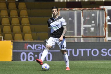Udinese 'li Kevin Bonifazi, Benevento-Udinese maçının final maçı olan Serie A maçında Benevento-Udinese maçı 2-4 ile Benevento' daki Ciro Vigorito Stadyumu 'nda oynandı. Benvento, İtalya, 25 Nisan 2021. 
