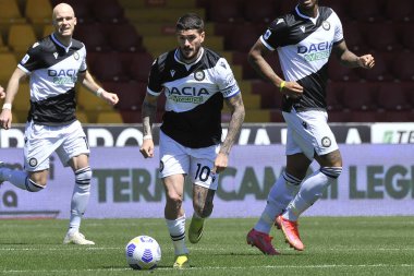 Udinese 'li Rodrigo De Paul, Benevento-Udinese maçının final maçı olan Serie A maçında Benevento-Udinese maçı 2-4 arasında, Benevento' daki Ciro Vigorito Stadyumu 'nda oynandı. Benvento, İtalya, 25 Nisan 2021. 
