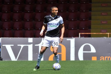 Udinese 'li Rodrigo Becao, Benevento-Udinese maçının final maçı olan Serie A maçında Benevento-Udinese maçı 2-4' te Benevento 'daki Ciro Vigorito Stadyumu' nda oynandı. Benvento, İtalya, 25 Nisan 2021. 