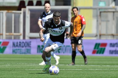 Udinese 'li Rodrigo De Paul, Benevento-Udinese maçının final maçı olan Serie A maçında Benevento-Udinese maçı 2-4 arasında, Benevento' daki Ciro Vigorito Stadyumu 'nda oynandı. Benvento, İtalya, 25 Nisan 2021. 