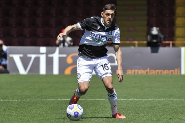 Udinese 'li Nahuel Molina, Benevento-Udinese maçının final maçı olan Serie A maçında Benevento-Udinese maçının 2-4' lük galibiyeti ile Benevento 'daki Ciro Vigorito stadyumunda oynandı. Benvento, İtalya, 25 Nisan 2021. 