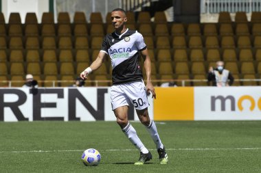 Udinese 'li Rodrigo De Paul, Benevento-Udinese maçının final maçı olan Serie A maçında Benevento-Udinese maçı 2-4 arasında, Benevento' daki Ciro Vigorito Stadyumu 'nda oynandı. Benvento, İtalya, 25 Nisan 2021. 