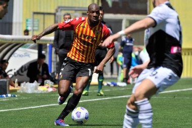 Benevento 'lu Bryan Dabo oyuncusu, Benevento-Udinese maçının son maçı olan Serie A maçında Benevento-Udinese maçında 2-4 yenildi ve Benevento' daki Ciro Vigorito Stadyumu 'nda oynandı. Benvento, İtalya, 25 Nisan 2021. 