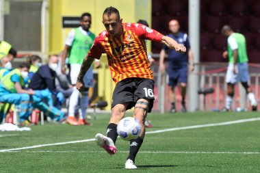 Benevento 'lu Riccardo Improta oyuncusu, Benevento - Udinese final maçı 2-4 arasında oynanan İtalya Ligi Serie A maçı sırasında Benevento' daki Ciro Vigorito Stadyumu 'nda oynandı. Benvento, İtalya, 25 Nisan 2021. 