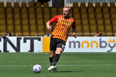 Benevento 'lu Kamil Glik, Benevento-Udinese maçının son maçı olan Serie A maçında Benevento-Udinese maçında 2-4 yenildi. Benvento, İtalya, 25 Nisan 2021. 