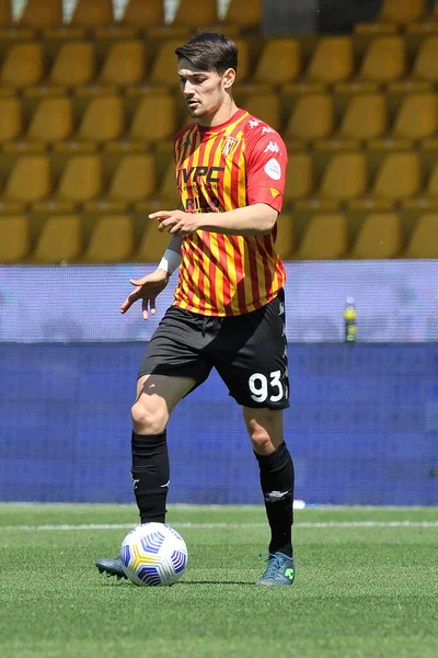 Benevento 'lu Federico Barba oyuncusu, Benevento - Udinese final maçı 2-4 arasında oynanan İtalya Ligi Serie A maçı sırasında Benevento' daki Ciro Vigorito Stadyumu 'nda oynandı. Benvento, İtalya, 25 Nisan 2021. 