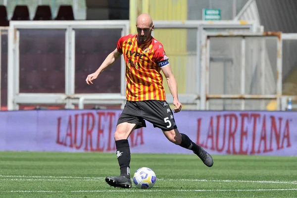 Benevento 'lu Luca Caldirola, Benevento-Udinese maçının final maçı olan Serie A maçında Benevento-Udinese maçının 2-4' lük galibiyeti ile Benevento 'daki Ciro Vigorito stadyumunda oynandı. Benvento, İtalya, 25 Nisan 2021. 
