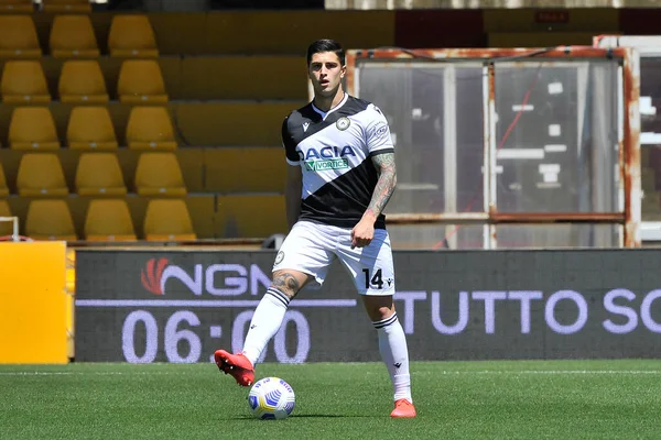 Udinese 'li Kevin Bonifazi, Benevento-Udinese maçının final maçı olan Serie A maçında Benevento-Udinese maçı 2-4 ile Benevento' daki Ciro Vigorito Stadyumu 'nda oynandı. Benvento, İtalya, 25 Nisan 2021. 