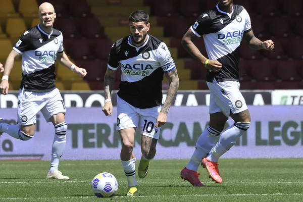Udinese 'li Rodrigo De Paul, Benevento-Udinese maçının final maçı olan Serie A maçında Benevento-Udinese maçı 2-4 arasında, Benevento' daki Ciro Vigorito Stadyumu 'nda oynandı. Benvento, İtalya, 25 Nisan 2021. 