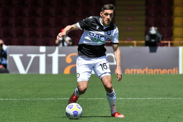 Udinese 'li Nahuel Molina, Benevento-Udinese maçının final maçı olan Serie A maçında Benevento-Udinese maçının 2-4' lük galibiyeti ile Benevento 'daki Ciro Vigorito stadyumunda oynandı. Benvento, İtalya, 25 Nisan 2021. 