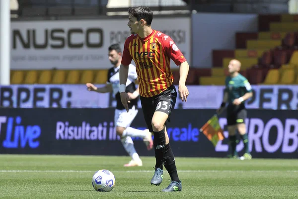 Benevento 'lu Federico Barba oyuncusu, Benevento - Udinese final maçı 2-4 arasında oynanan İtalya Ligi Serie A maçı sırasında Benevento' daki Ciro Vigorito Stadyumu 'nda oynandı. Benvento, İtalya, 25 Nisan 2021. 
