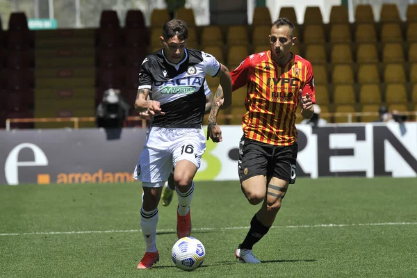 Udinese 'li Nahuel Molina, Benevento-Udinese maçının final maçı olan Serie A maçında Benevento-Udinese maçının 2-4' lük galibiyeti ile Benevento 'daki Ciro Vigorito stadyumunda oynandı. Benvento, İtalya, 25 Nisan 2021. 