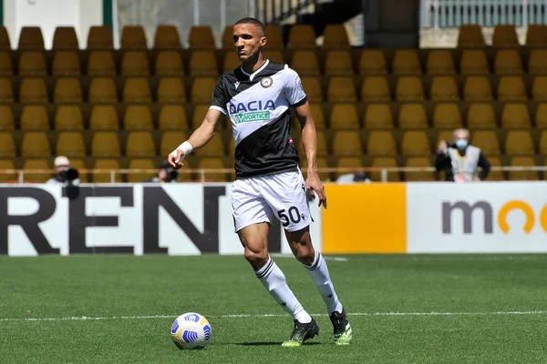 Udinese 'li Rodrigo De Paul, Benevento-Udinese maçının final maçı olan Serie A maçında Benevento-Udinese maçı 2-4 arasında, Benevento' daki Ciro Vigorito Stadyumu 'nda oynandı. Benvento, İtalya, 25 Nisan 2021. 