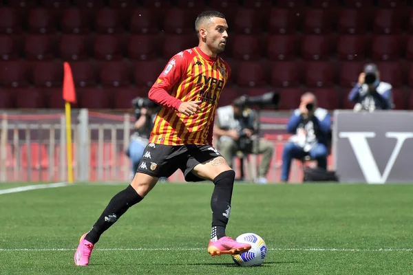Benevento 'lu Roberto Insigne, Benevento-Udinese maçının final maçı olan Serie A maçında Benevento-Udinese maçının 2-4' lük galibiyeti ile Benevento 'daki Ciro Vigorito Stadyumu' nda oynandı. Benvento, İtalya, 25 Nisan 2021. 