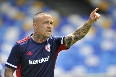 Cagliari 'nin Radja Nainggolan oyuncusu, Napoli ile Cagliari arasında oynanan İtalya Serie A ligi final maçı sırasında Diago Armando Maradona Stadyumu' nda oynandı. Napoli, İtalya, 02 Mayıs 2021. 