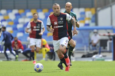 Cagliari 'nin Radja Nainggolan oyuncusu, Napoli ile Cagliari arasında oynanan İtalya Serie A ligi final maçı sırasında Diago Armando Maradona Stadyumu' nda oynandı. Napoli, İtalya, 02 Mayıs 2021. 