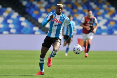 Napoli 'li Victor Osimhen, Napoli ile Cagliari arasındaki İtalyan Serie A ligi maçında 1-1' lik final maçı Diago Armando Maradona Stadyumu 'nda oynandı. Napoli, İtalya, 02 Mayıs 2021. 