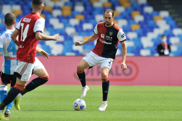 Диего Годин из игроков "Кальяри", во время матча итальянской лиги А между "Наполи" и "Кальяри" итоговый результат 1: 1, матч сыграл на стадионе "Диаго Армандо Марадона". Неаполь, Италия, 02 мая 2021 года.