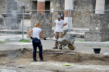 Gizemler Villası ve Lupanare 'nin bakım müdahaleleri sonrasında, Pompeii kazılarında çalışan arkeologlar yeniden açılışta. Pompeii, İtalya, 19 Temmuz 2021.