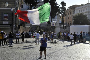 İtalya ile İngiltere arasında oynanan Avrupa 2020 final karşılaşmasında İtalya 'nın Piazza del Popolo kentinde oynanan İtalyan taraftarlar, Avrupalıların penaltılarda kazandığı 4-3' lük galibiyetle Avrupa kupasını kazandılar..