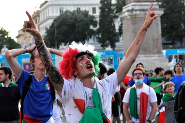 İtalya ile İngiltere arasında oynanan Avrupa 2020 final karşılaşmasında İtalya 'nın Piazza del Popolo kentinde oynanan İtalyan taraftarlar, Avrupalıların penaltılarda kazandığı 4-3' lük galibiyetle Avrupa kupasını kazandılar..