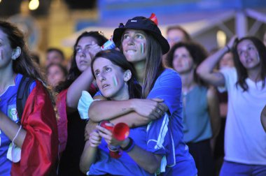 İtalya ile İngiltere arasında oynanan Avrupa 2020 final karşılaşmasında İtalya 'nın Piazza del Popolo kentinde oynanan İtalyan taraftarlar, Avrupalıların penaltılarda kazandığı 4-3' lük galibiyetle Avrupa kupasını kazandılar..