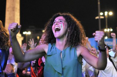 İtalyan taraftarlar, İtalya 'nın 2020 Avrupa Futbol Şampiyonası' nda İngiltere 'ye karşı kazandığı zaferin ardından Roma' daki Piazza del Popolo 'da kutlama yaptılar..