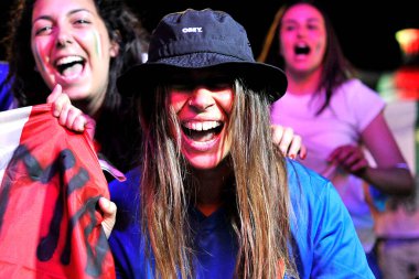 İtalyan taraftarlar, İtalya 'nın 2020 Avrupa Futbol Şampiyonası' nda İngiltere 'ye karşı kazandığı zaferin ardından Roma' daki Piazza del Popolo 'da kutlama yaptılar..