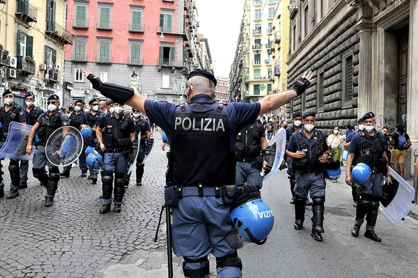Polizist Mit Erhobenen Armen Während Der Demonstration Gegen Das G20 — Stockfoto