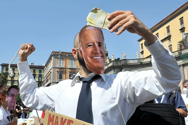 7月22 23にナポリで開催されたG20環境に対するデモンストレーション中に 米国の大統領ジョー バイデンをたくさんのお金で描いたマスクで抗議する — ストック写真