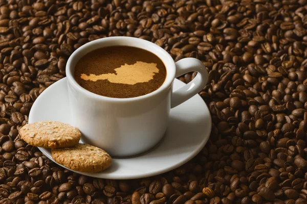 Натюрморт - кофе с картой Австрии — стоковое фото