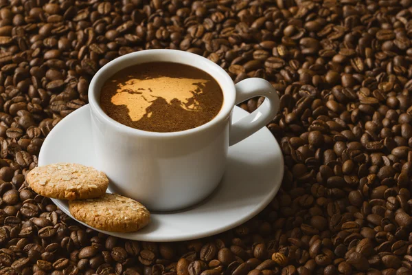 静物-咖啡与非洲-欧亚大陆的地图 免版税图库照片