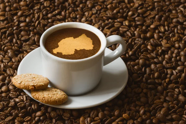 Натюрморт - кофе с картой Руанды — стоковое фото